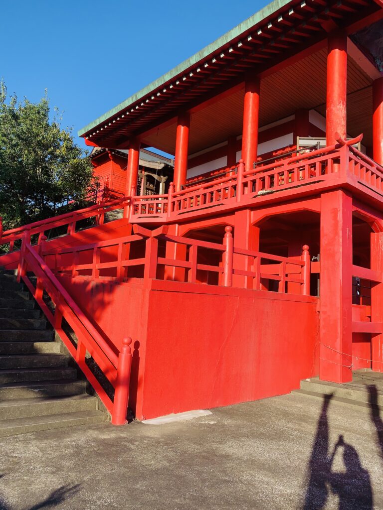 横から見た赤い神社の写真