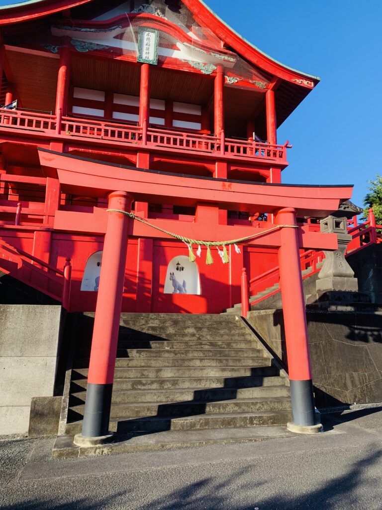 赤い神社のしゃ