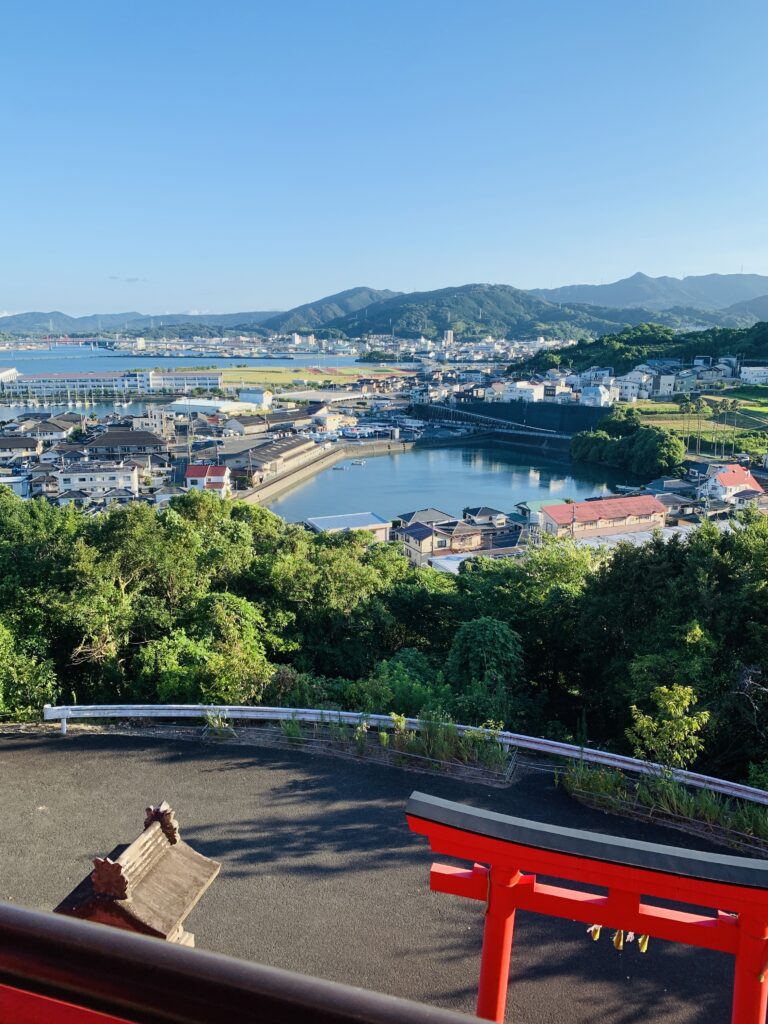 神社の下に海が見えている写真