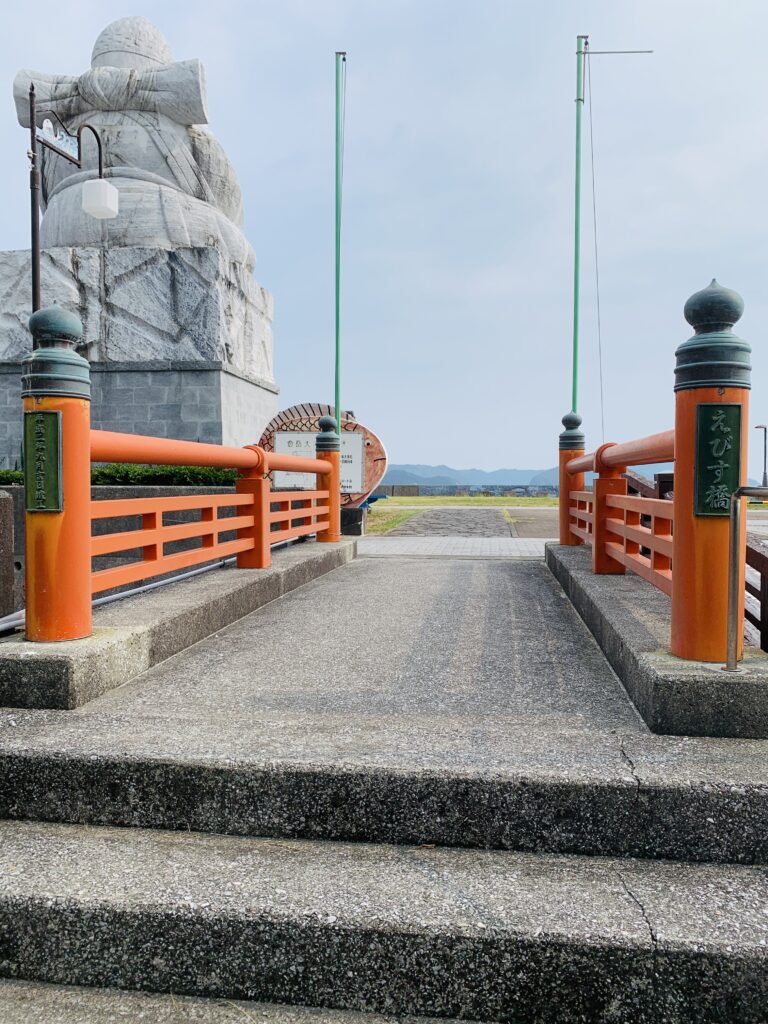 赤い橋とえびすさんの写真