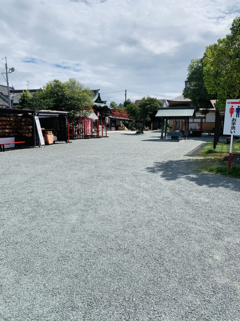 神社の駐車場の写真